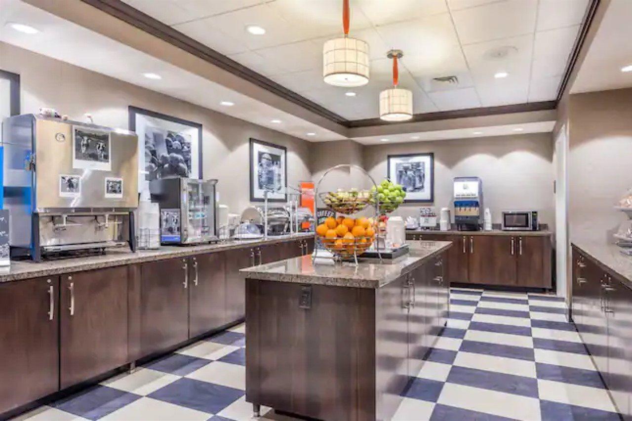 Hampton Inn & Suites Madison Downtown Экстерьер фото