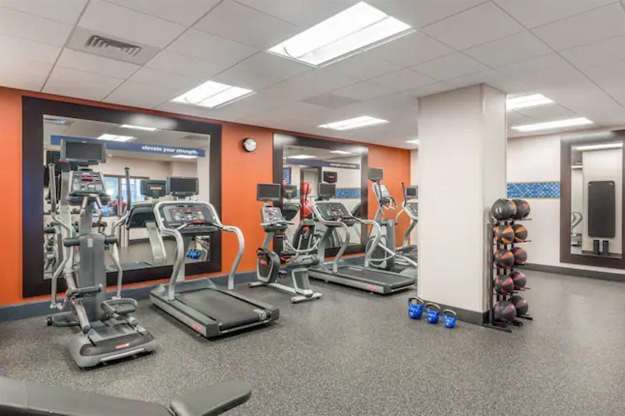 Hampton Inn & Suites Madison Downtown Экстерьер фото