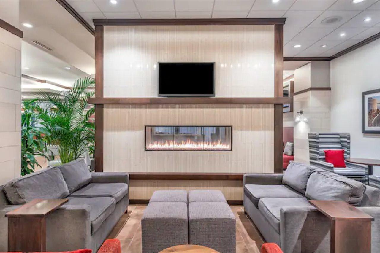 Hampton Inn & Suites Madison Downtown Экстерьер фото