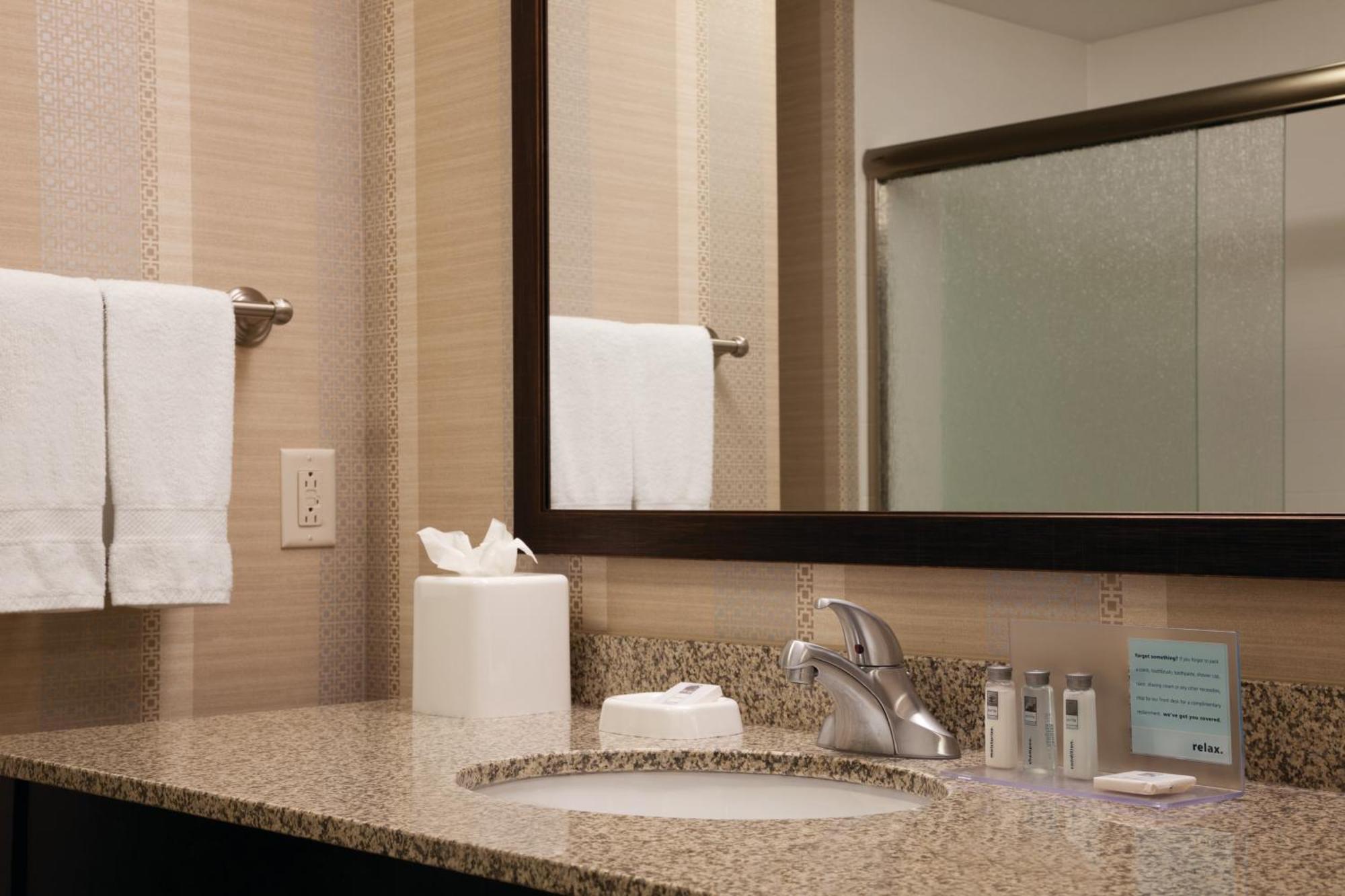 Hampton Inn & Suites Madison Downtown Экстерьер фото