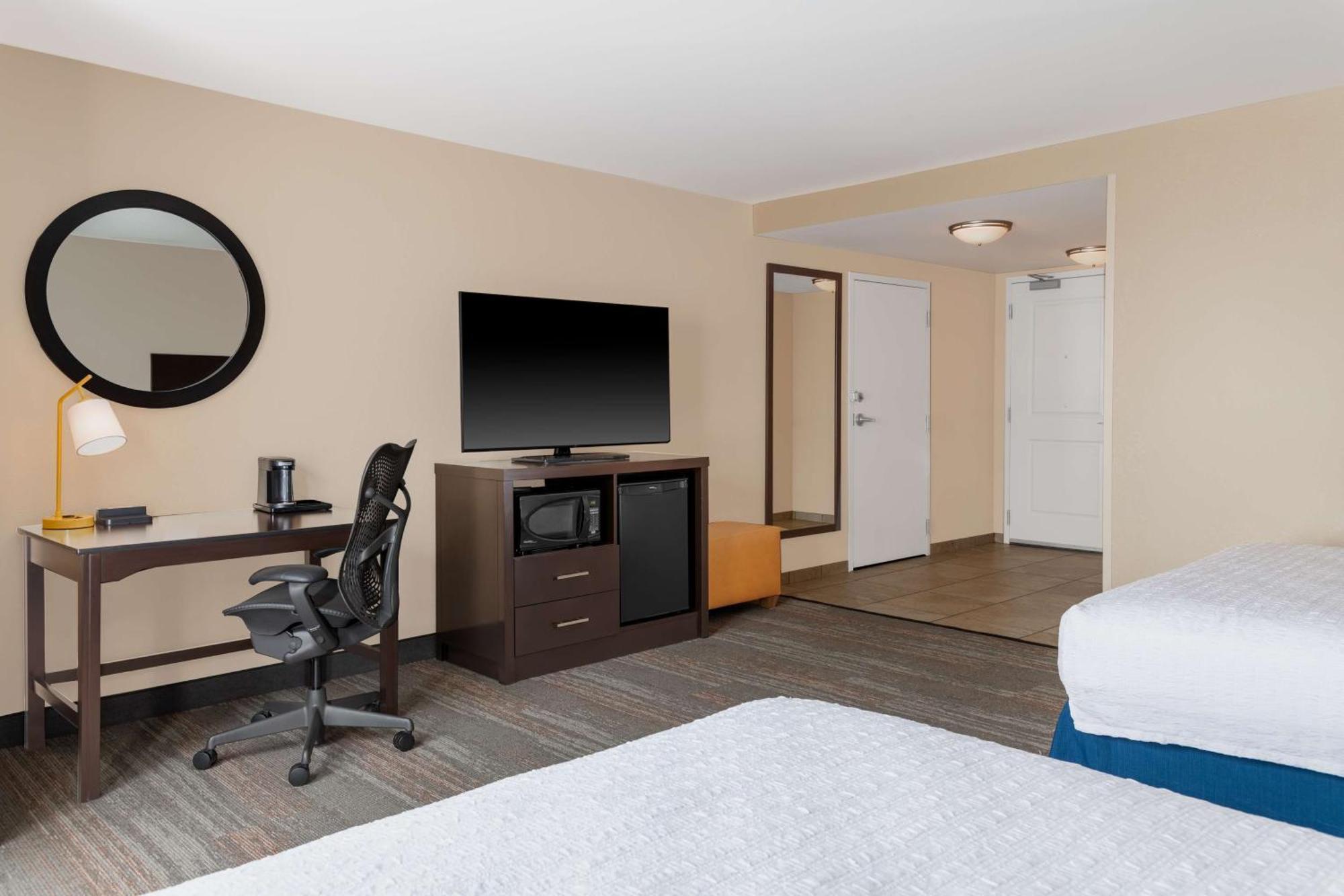 Hampton Inn & Suites Madison Downtown Экстерьер фото