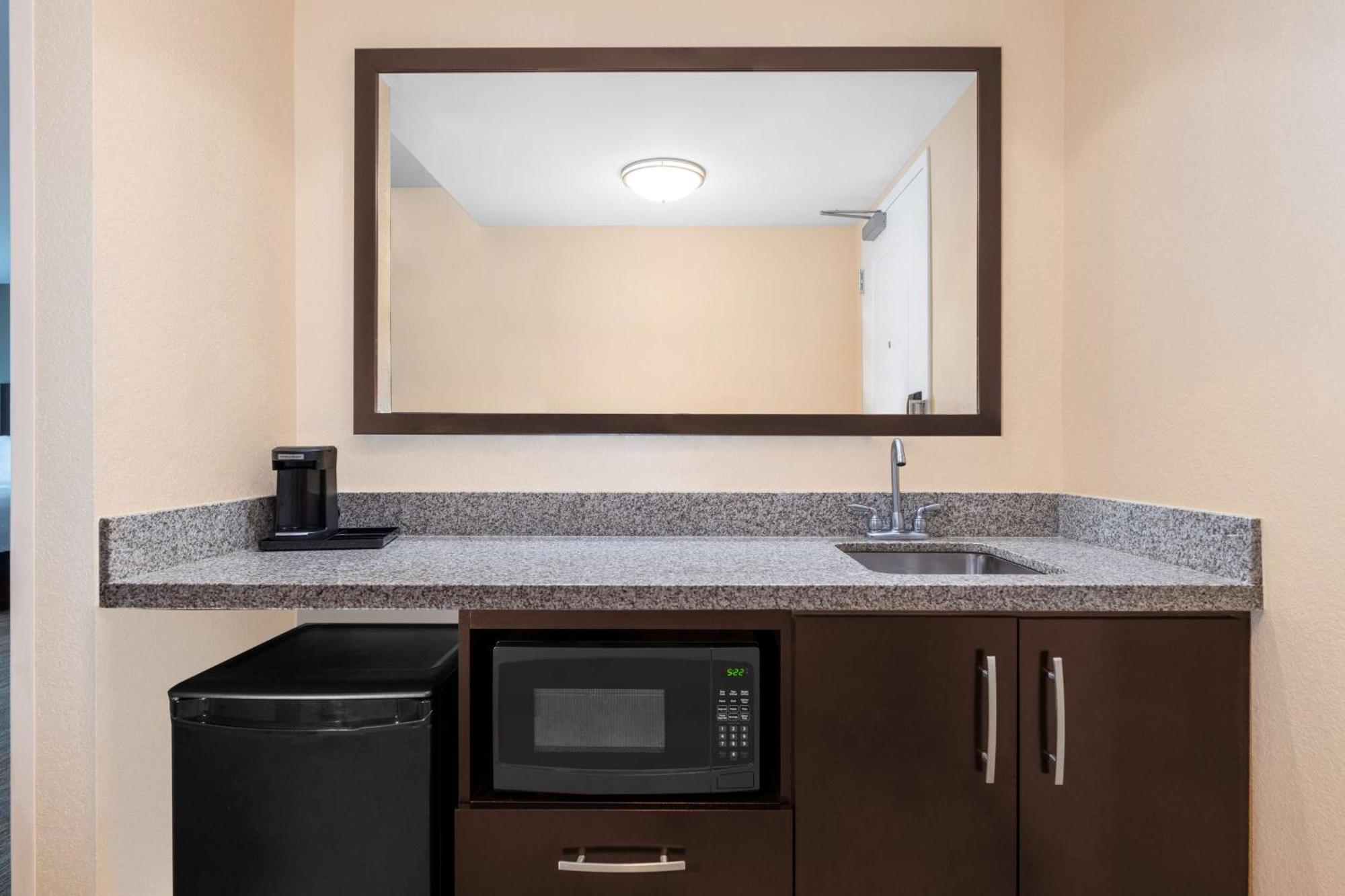 Hampton Inn & Suites Madison Downtown Экстерьер фото