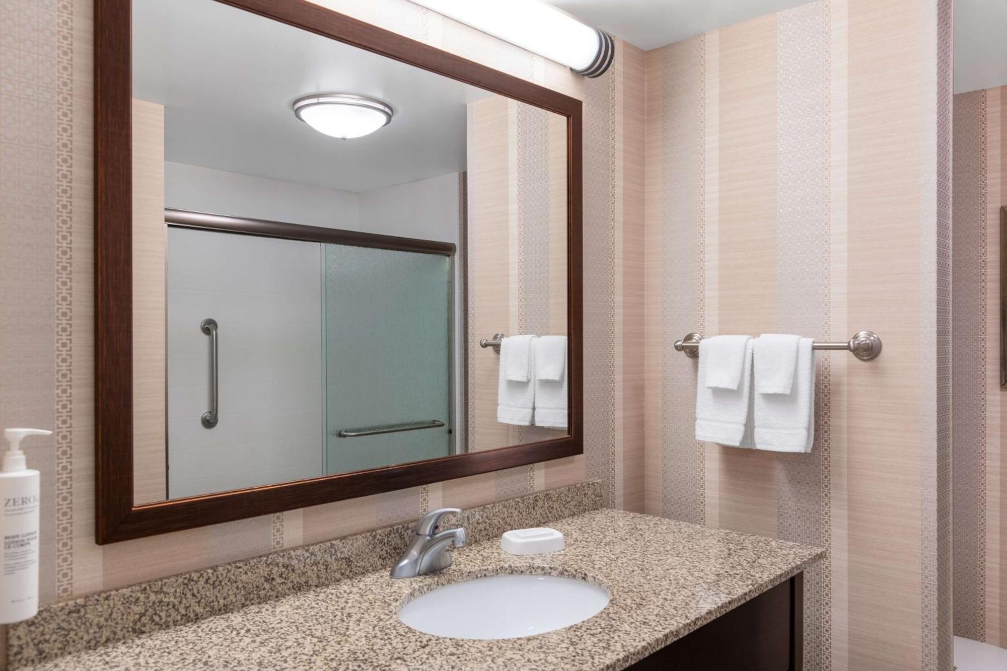 Hampton Inn & Suites Madison Downtown Экстерьер фото